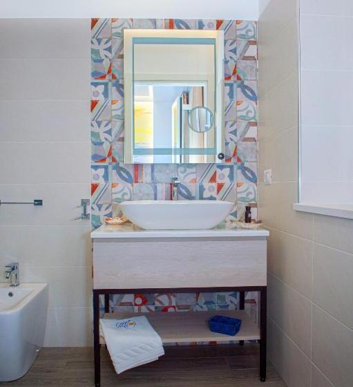 اتاق لوکس با بالکن و چشم‌انداز دریا, Mbaccimari B&b