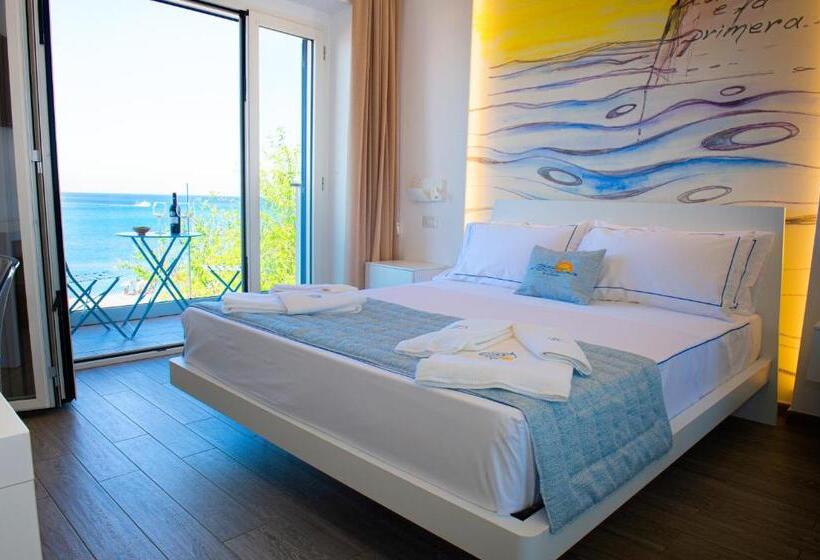 اتاق لوکس با بالکن و چشم‌انداز دریا, Mbaccimari B&b