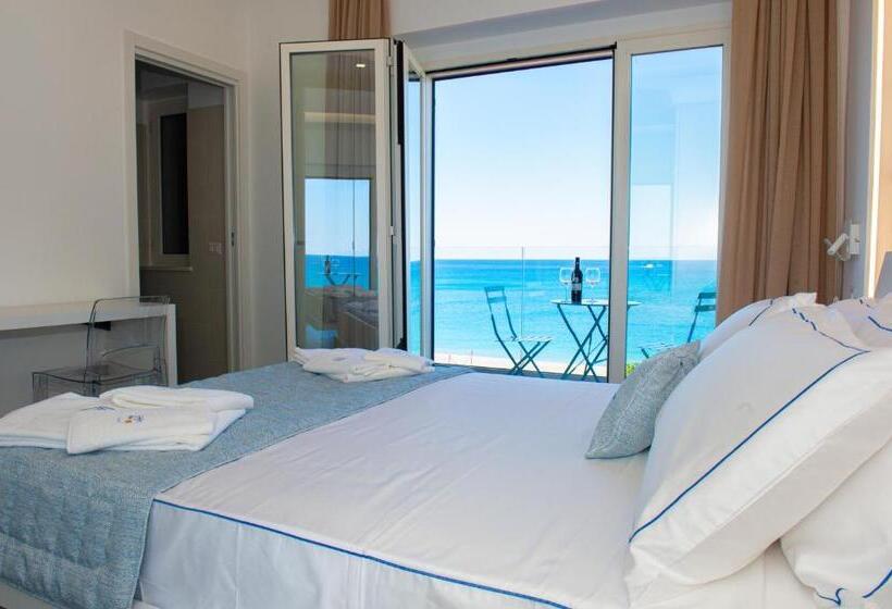اتاق لوکس با بالکن و چشم‌انداز دریا, Mbaccimari B&b