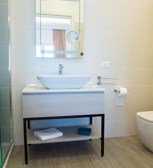 اتاق لوکس با چشم‌انداز دریا, Mbaccimari B&b