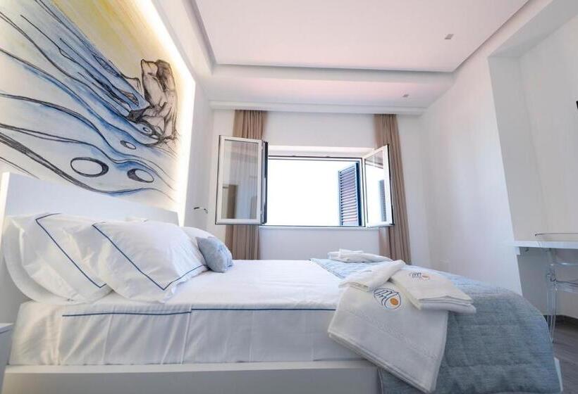 اتاق لوکس با چشم‌انداز دریا, Mbaccimari B&b