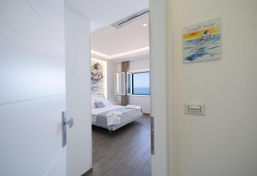 اتاق لوکس با چشم‌انداز دریا, Mbaccimari B&b