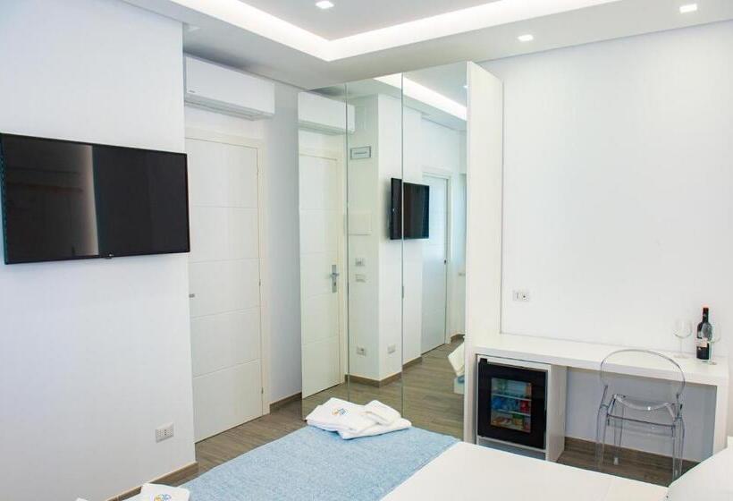 اتاق لوکس با چشم‌انداز دریا, Mbaccimari B&b