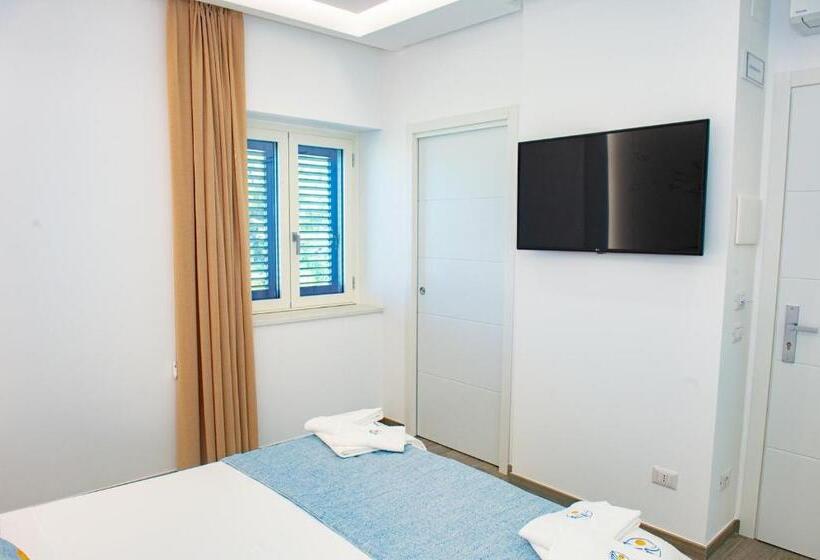 اتاق لوکس با چشم‌انداز دریا, Mbaccimari B&b