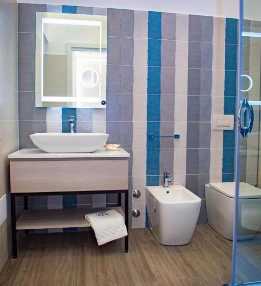 اتاق لوکس با چشم‌انداز دریا, Mbaccimari B&b