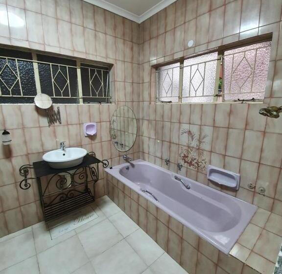 اتاق لوکس با تخت بزرگ, Whitehouse Lodge Benoni