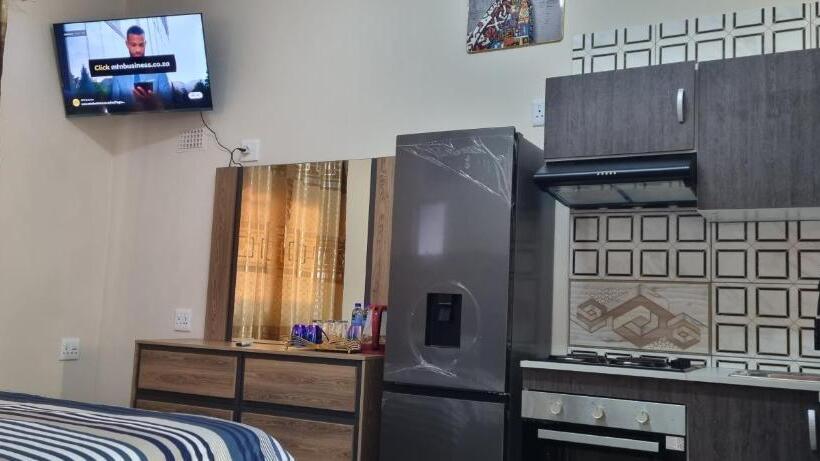 Deluxe Suite King Bed, Whitehouse Lodge Benoni