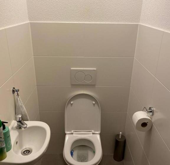 اتاق لوکس با تخت بزرگ, B&b By The C