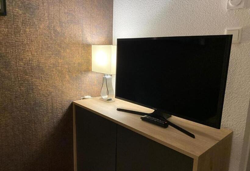 اتاق لوکس با تخت بزرگ, B&b By The C