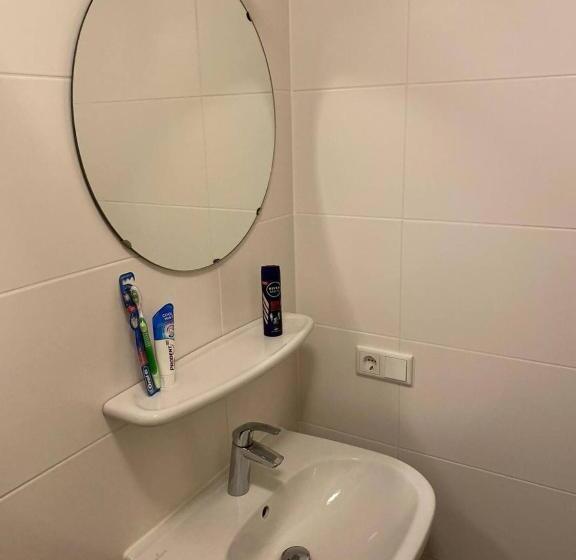 اتاق لوکس با تخت بزرگ, B&b By The C