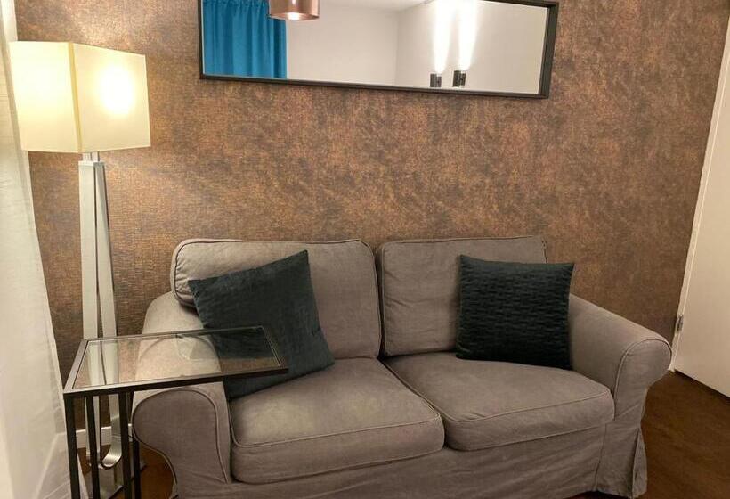 اتاق لوکس با تخت بزرگ, B&b By The C