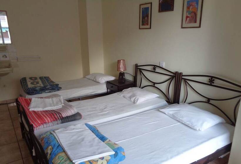 Quarto Familiar, Athens House