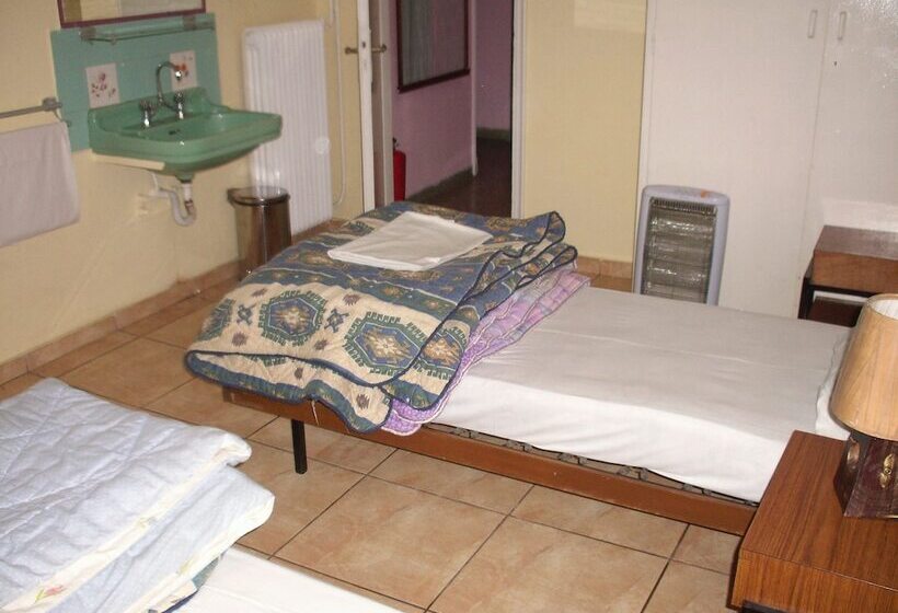 Quarto Triplo Estandar, Athens House