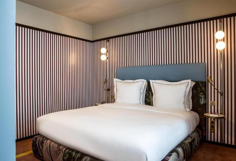 آپارتمان یک خوابه با دری مشترک که هال را جدا می کند., Hôtel Du Rond Point Des Champs élysées   Esprit De France