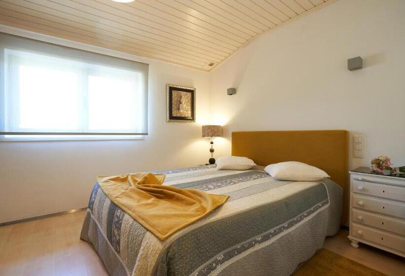 Номер Deluxe, Host In Olivença