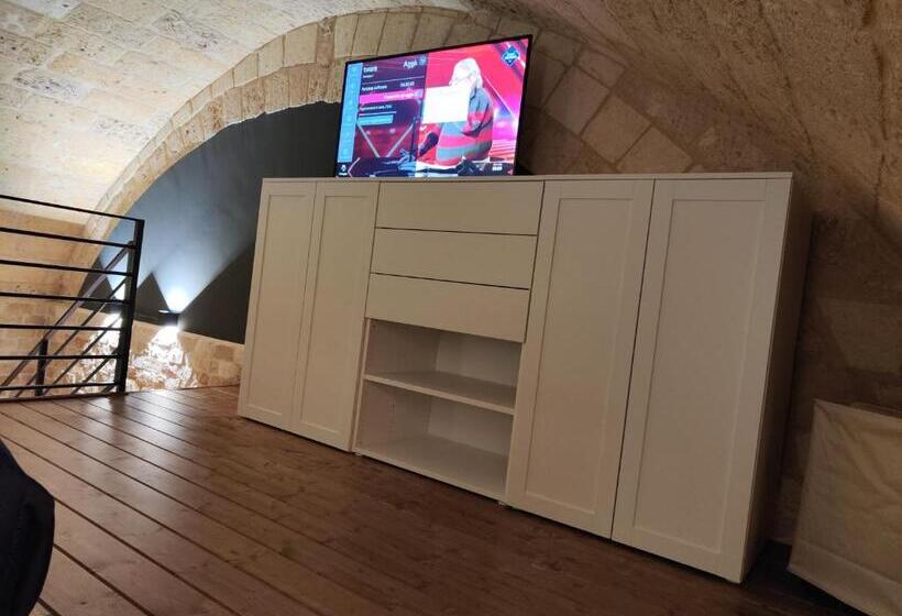اتاق خانوادگی, Roberto S Guest House
