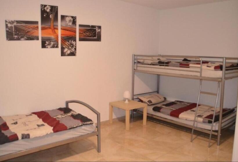 اتاق استاندارد سه تخته با سرویس بهداشتی مشترک, Mk Hostel Bremen