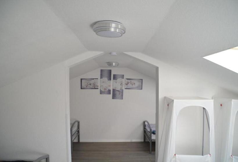 اتاق استاندارد سه تخته با سرویس بهداشتی مشترک, Mk Hostel Bremen