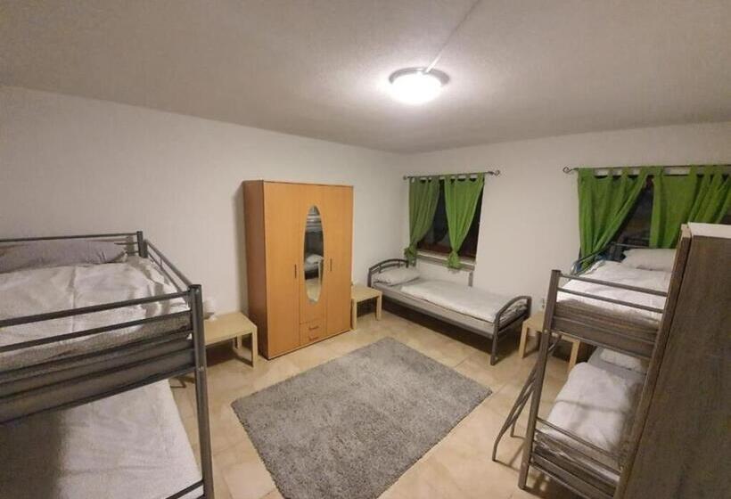 اتاق استاندارد سه تخته با سرویس بهداشتی مشترک, Mk Hostel Bremen