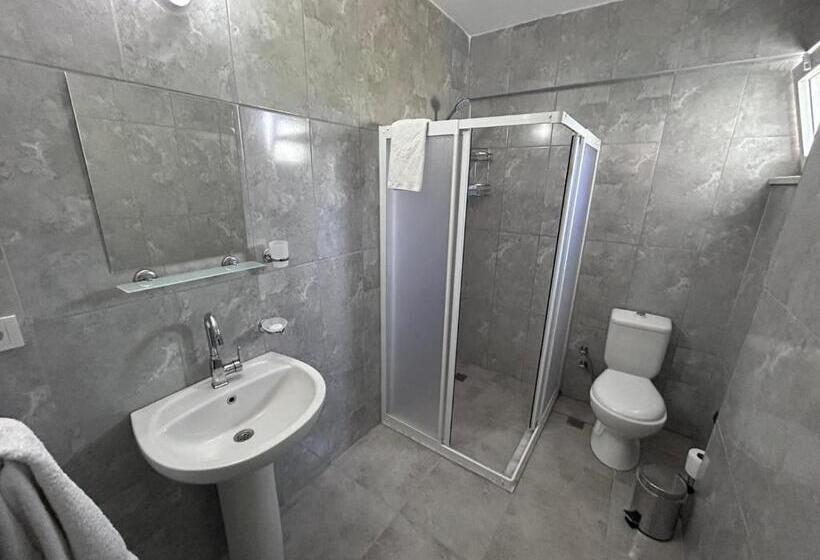Quarto Familiar, Paradise House