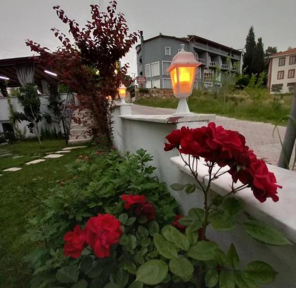 Quarto Familiar, Paradise House