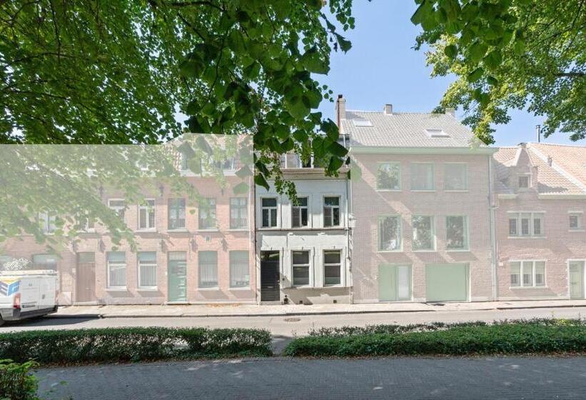 חדר דחוקס עם מיטת קינג, Spacious Guest Suites Near Historic Market   5 Min Walk