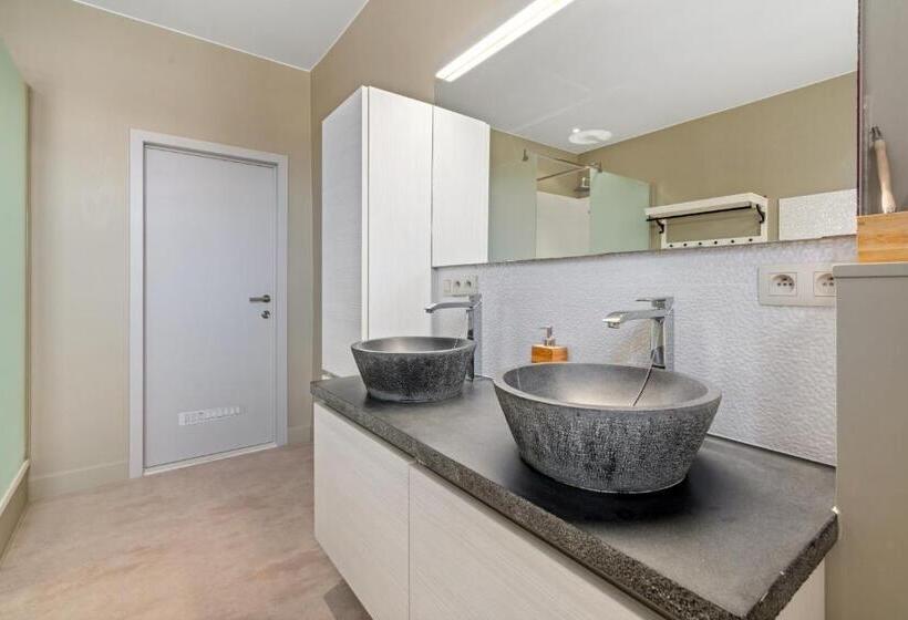 חדר דחוקס עם מיטת קינג, Spacious Guest Suites Near Historic Market   5 Min Walk