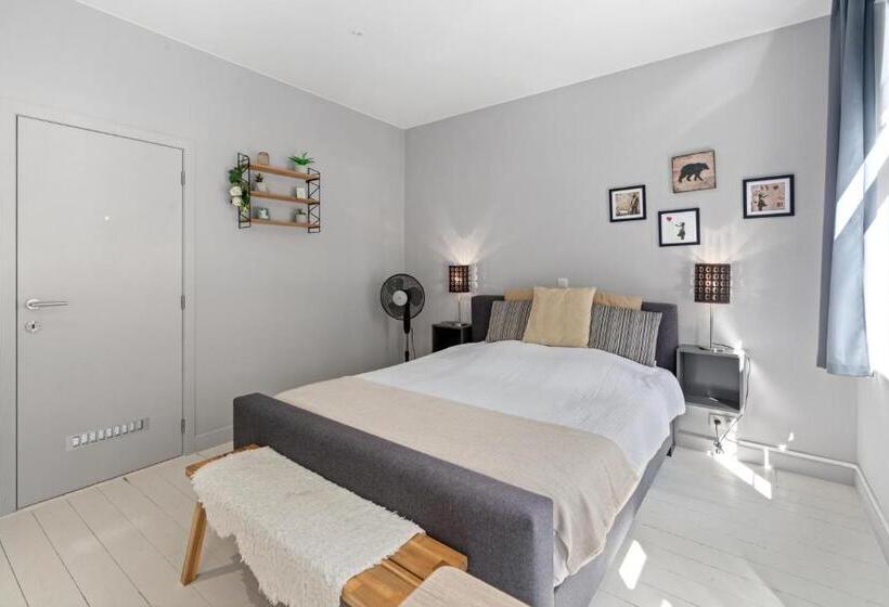 חדר דחוקס עם מיטת קינג, Spacious Guest Suites Near Historic Market   5 Min Walk