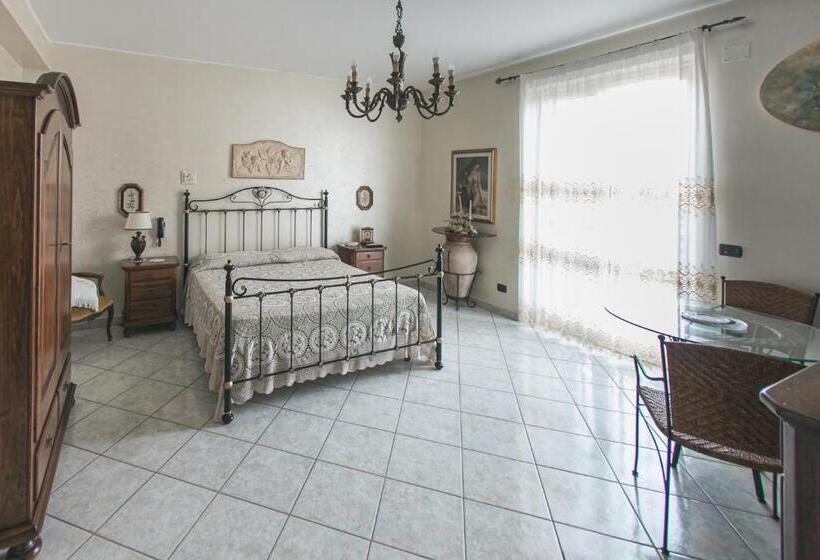 اتاق لوکس با بالکن و چشم‌انداز دریا, B&b Villa Alba