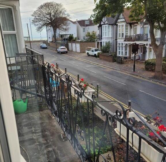 اتاق لوکس, Edelweiss Guest House