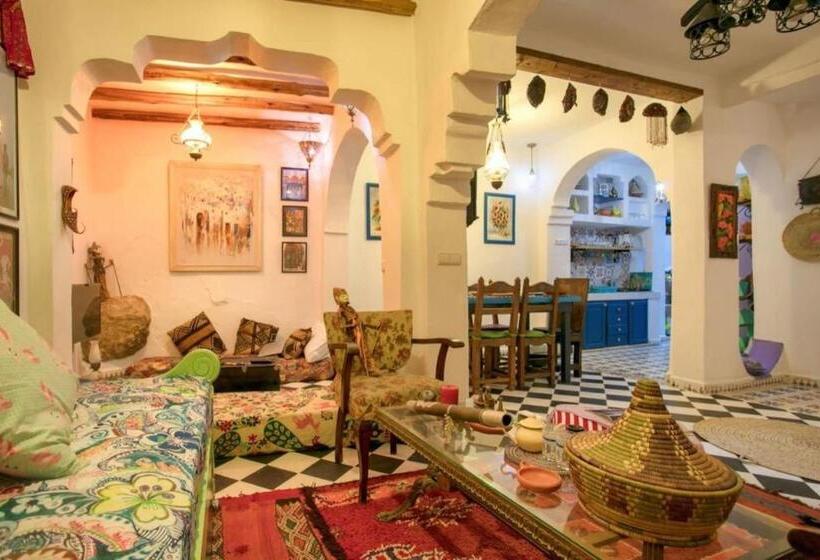 اتاق استاندارد, Afra House