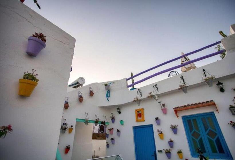 اتاق استاندارد با چشم‌انداز کوهستان, Afra House