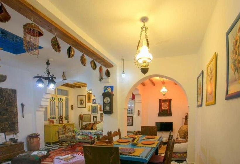 اتاق استاندارد با چشم‌انداز کوهستان, Afra House