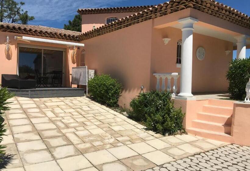 غرفة قياسية مطلّة علي البحر, Villa Goonie