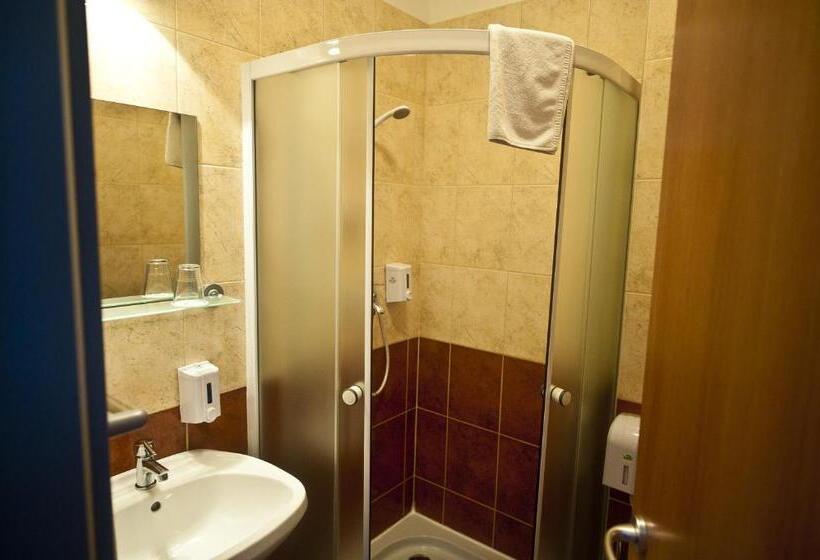스탠다드 트리플 룸, Canada Hotel Budapest