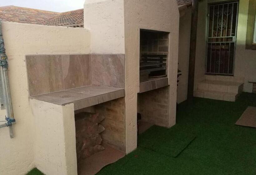 اتاق خانوادگی, 24b Kruger Cottage
