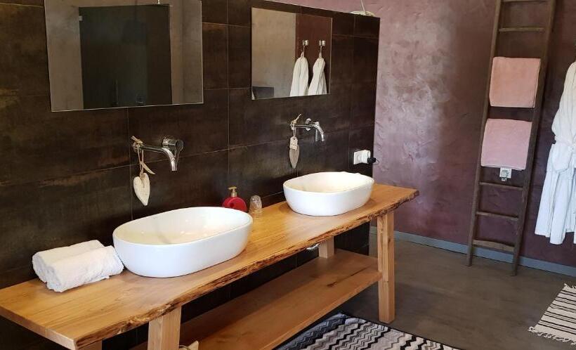 سوییت با چشم‌انداز استخر, Trendy And Luxe B&b And Garden Suite