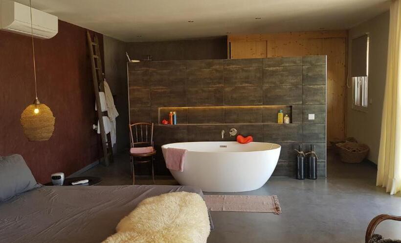 سوییت با چشم‌انداز استخر, Trendy And Luxe B&b And Garden Suite