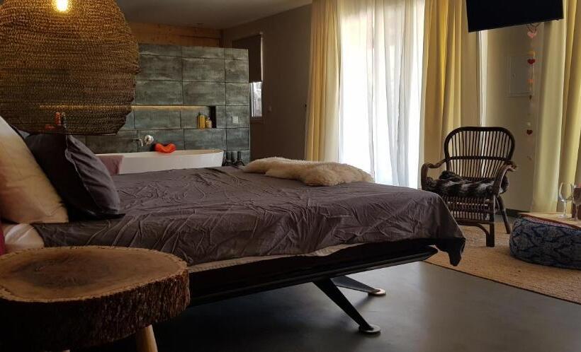 سوییت با چشم‌انداز استخر, Trendy And Luxe B&b And Garden Suite