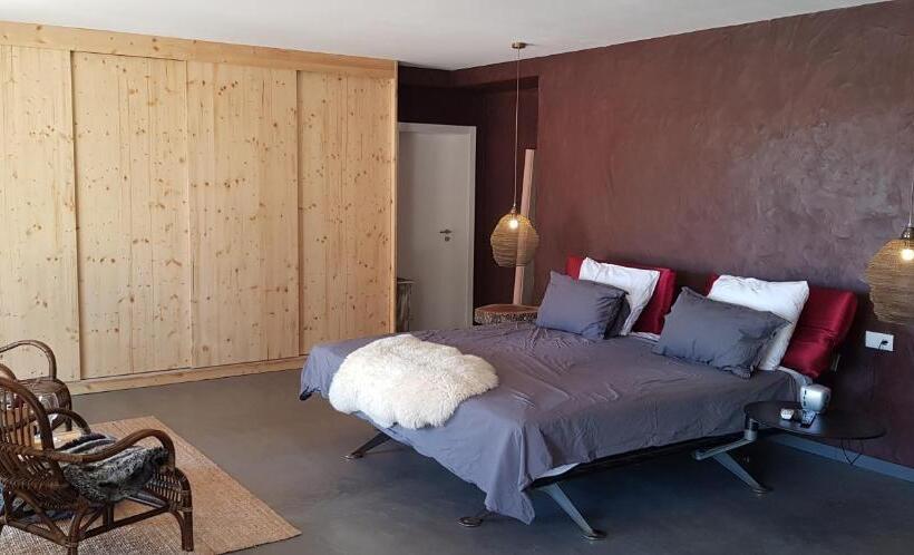 سوییت با چشم‌انداز استخر, Trendy And Luxe B&b And Garden Suite