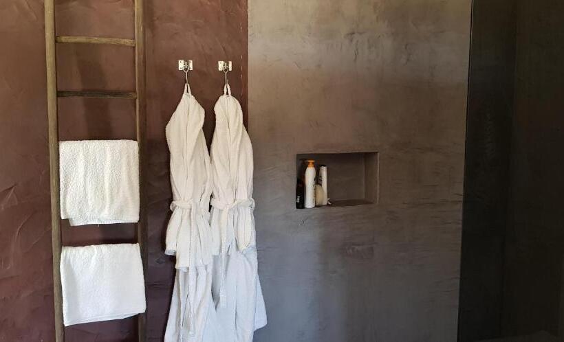 سوییت با چشم‌انداز استخر, Trendy And Luxe B&b And Garden Suite