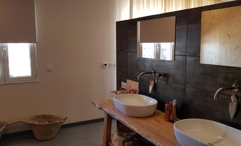 سوییت با چشم‌انداز استخر, Trendy And Luxe B&b And Garden Suite