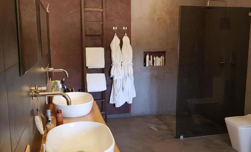 سوییت با چشم‌انداز استخر, Trendy And Luxe B&b And Garden Suite