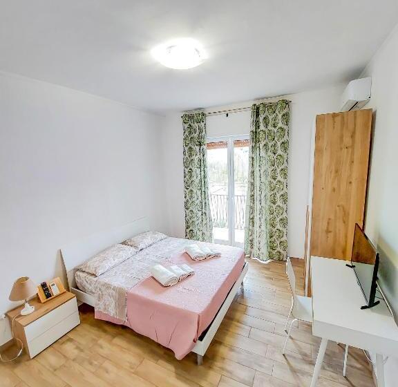 اتاق استاندارد با بالکن, Metro Guest House