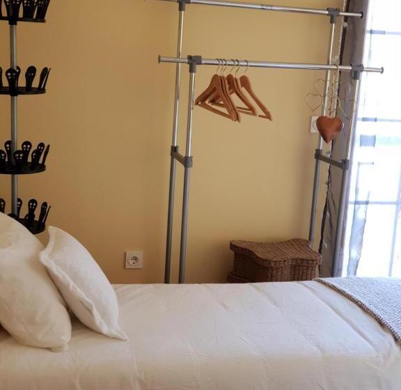اتاق استاندارد سه تخته با بالکن, Downtown Guest House