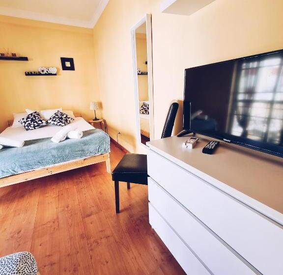 اتاق استاندارد سه تخته با بالکن, Downtown Guest House