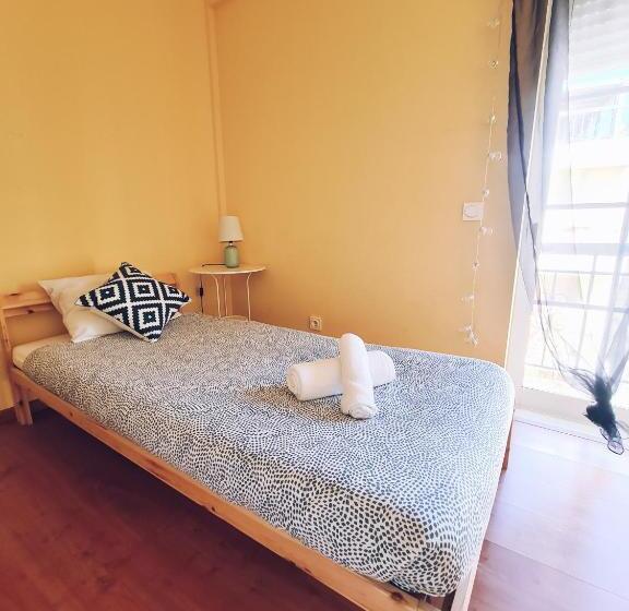 اتاق استاندارد سه تخته با بالکن, Downtown Guest House