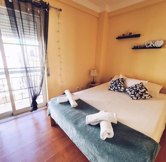اتاق استاندارد سه تخته با بالکن, Downtown Guest House