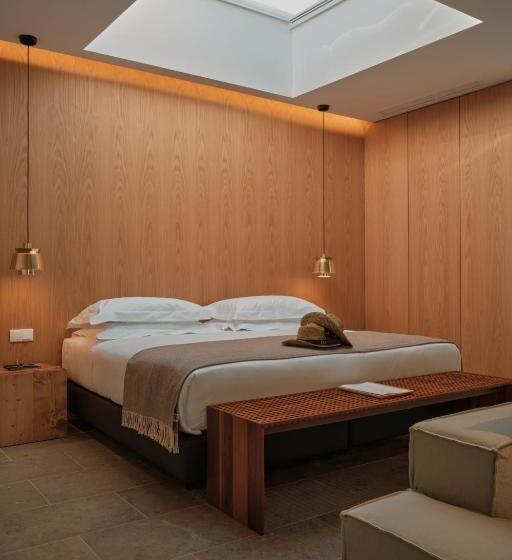 Suite with lake view, L'and Vineyards