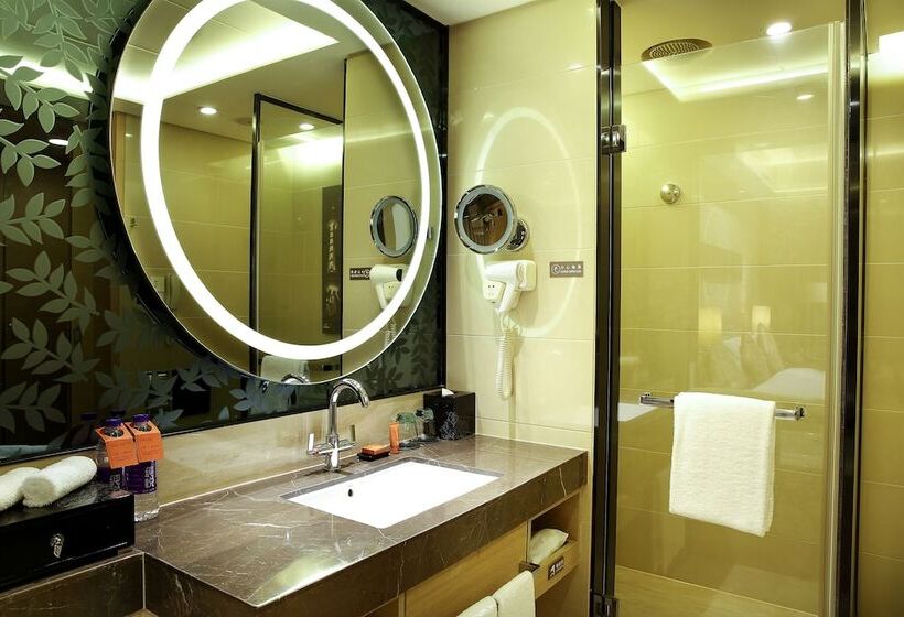 Номер Стандарт Двуспальная Кровать, Crowne Plaza Guangzhou Huadu, An Ihg Hotel   Free Shuttle Bus Between Hotel To Airport